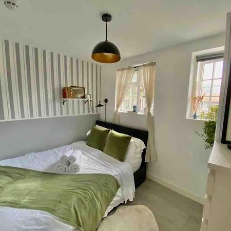 לונדון One Bedroom Putney Village Flat מראה חיצוני תמונה