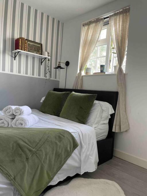 לונדון One Bedroom Putney Village Flat מראה חיצוני תמונה